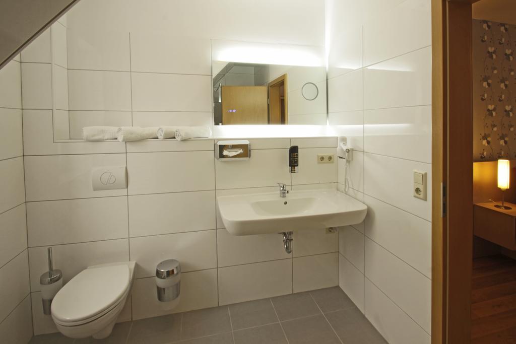 Gasthaus & Pension Am Kurfuerstendamm Burg  Chambre photo